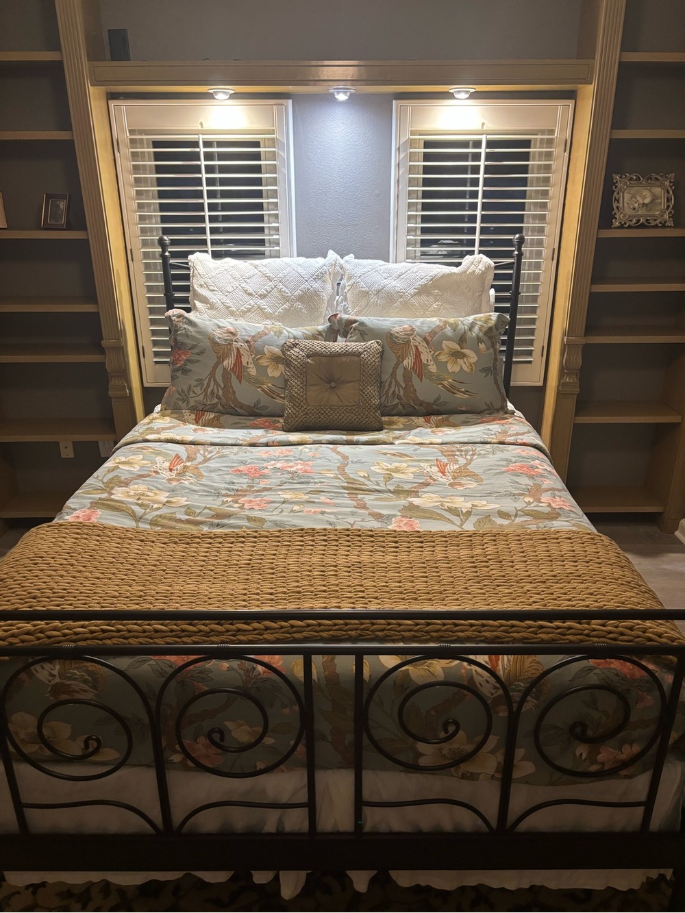 Pottery Barn Floral Queen duvet Set Home Bedding
